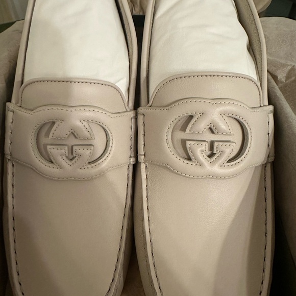 Brand new, never worn w/ receipt Gucci Cream Leather Loafers with Signature Logo - Picture 1 of 5